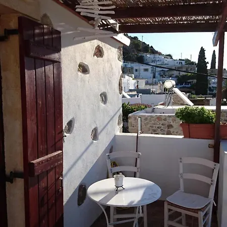 In Pefki Mit Terrasse Und Grill Holiday home Pevkoi
